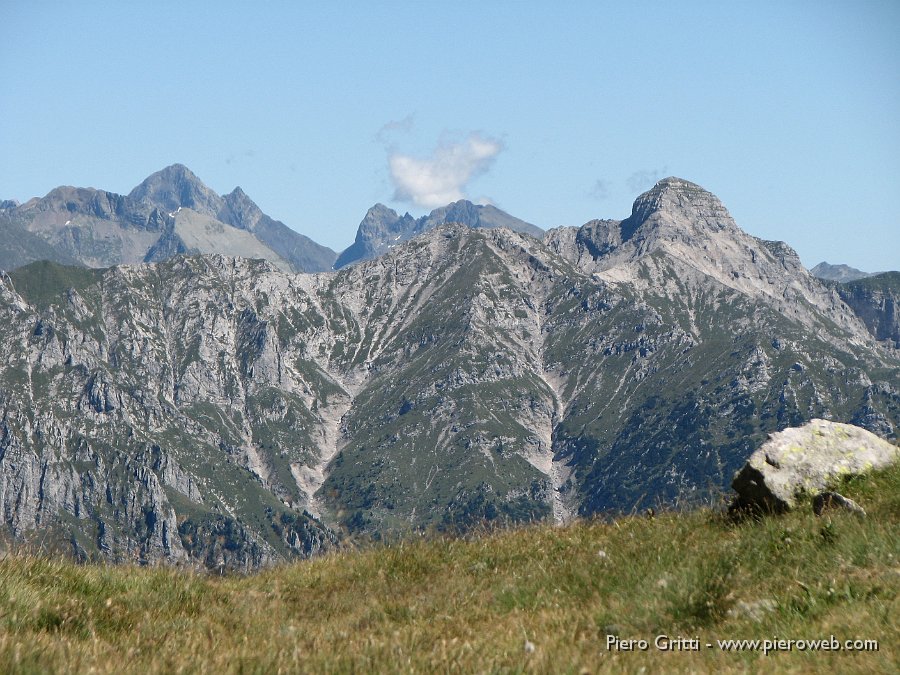 laghiponteranicaraffi 069.jpg - Zoom verso il Pegherolo in primo piano a dx e il Pizzo del Diavolo a sx